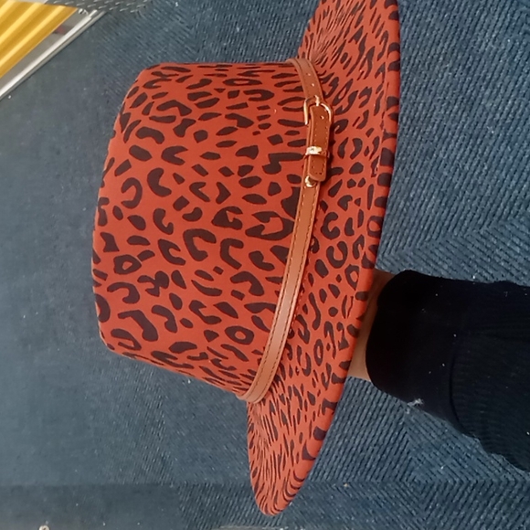 Fedora cheetah print with brown belt - Picture 3 of 3